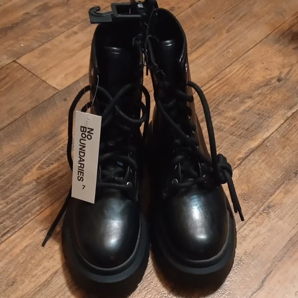 Black Lace-Up Combat Boots for Women - Glossy Finish Size 7 - Picture 1 of 7
